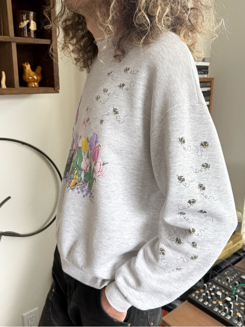 Vintage 90s Spring Flowers and Bees Heather Gray Cottage Sweatshirt ~ Size Large - Picture 2 of 7